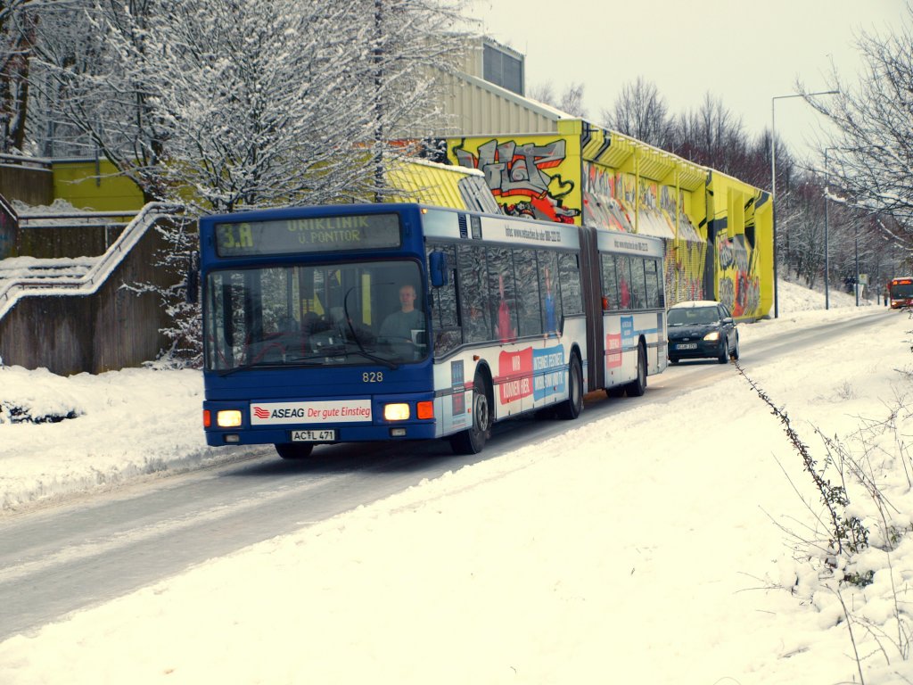 Bei Schnee und einer mehrere cm. dicken Eisschicht kmpft sich am 02.02.2010 Bus Nr.828 der ASEAG (Linie 3a) auf der Forckenbeckstrasse langsam vorwrts.