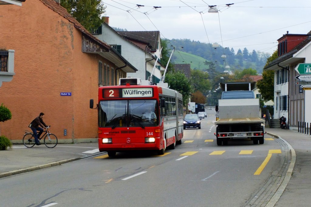 Beim Lindenplatz ist am 29.9.2010 der MB/ABB O405GTZ Nr. 144 im Einsatz auf der Linie 2 zu finden. 