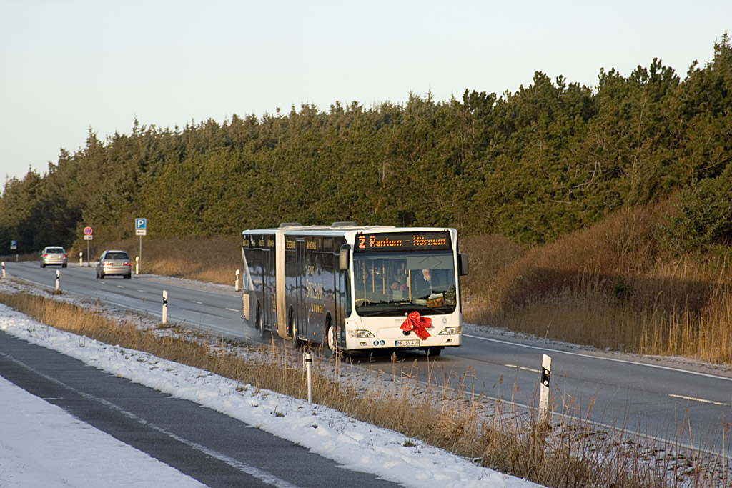 Bereits am 9. Dezember 2010 lag auf der Nordseeinsel Sylt der Schnee als am Eidumwldchen der NF-SV 410 von Westerland aus kommend auf der Linie 2 nach Hrnum unterwegs war.