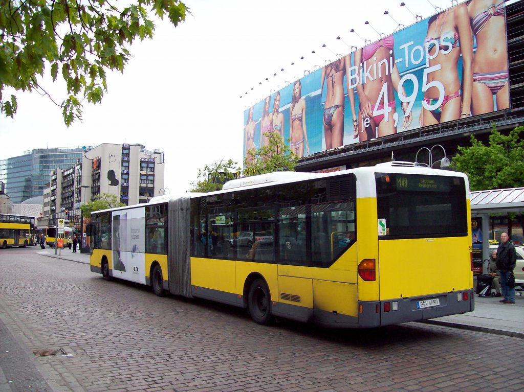 Berlin, Hardenbergplatz, BVG-Linie M49, Abfahrtshaltestelle, Werbeposter an der Fassade der Fernbahnhalle des Bahnhof Zoo