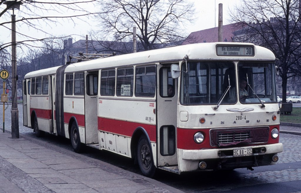 Berlin-Ost BVB Buslinie 30 (Ikarus 288-4) Ostbahnhof am 17. Februar 1974.