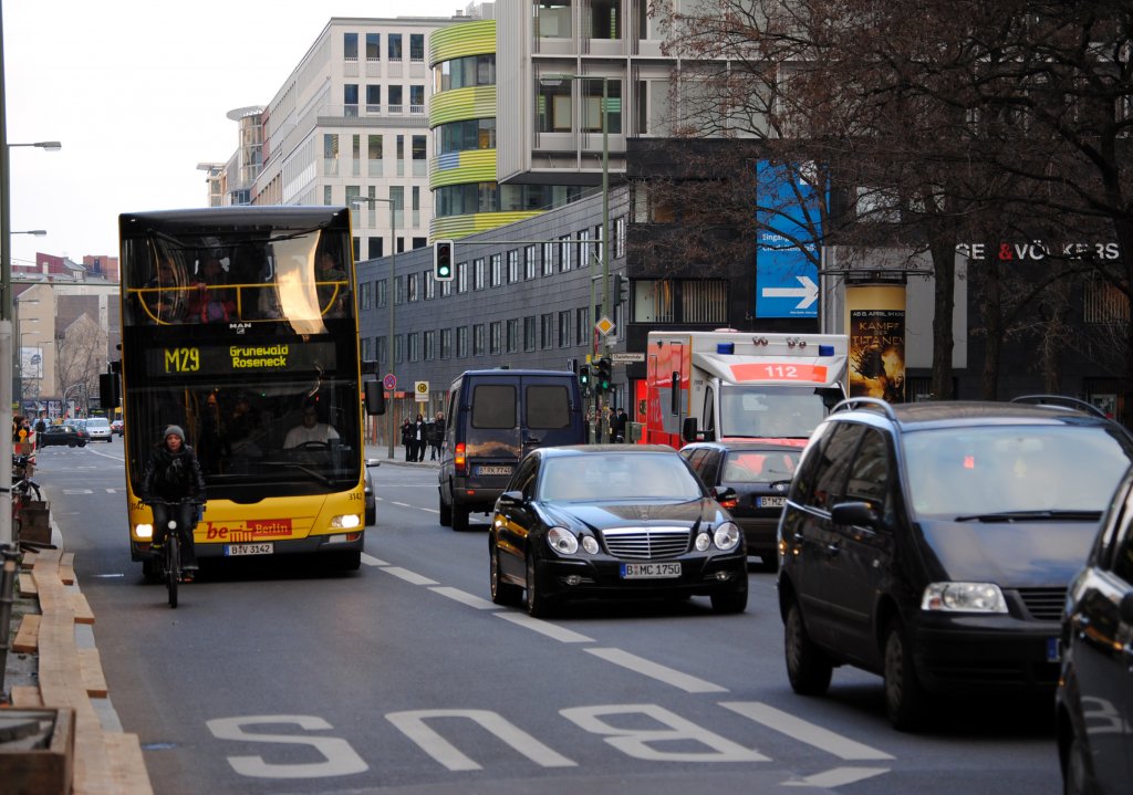 Berliner Stadtansichten: Wagen 3142 in Hhe der Haltestelle Charlottenstr. im Verkehrsgewhl mit Rettungseinsatz (rechts im Bild) am 06.04.2010