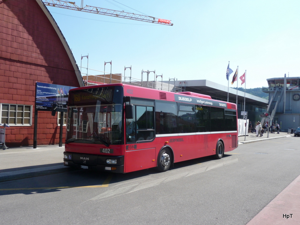 Bern mobil - MAN  Nr.402  BE 612402 bei den Haltestellen beim Flughafen Bern - Belp am 02.07.2011