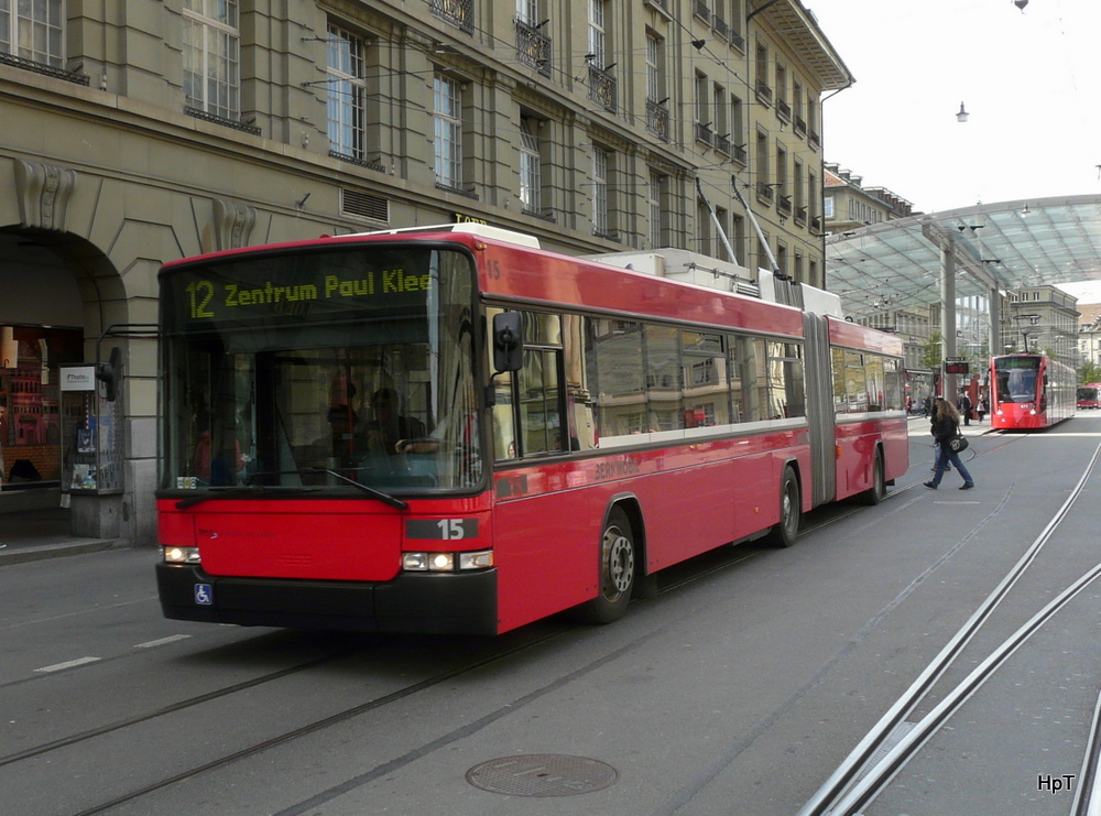 Bern mobil - NAW Swisstrolley Nr.15 unterwegs auf der Linie 12 in der Stadt Bern am 14.04.2011