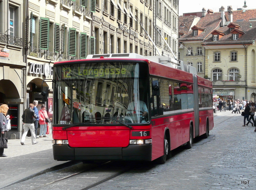 Bern mobil - NAW Swisstrolley Nr.16 unterwegs auf der Linie 12 in der Stadt Bern am 14.04.2011