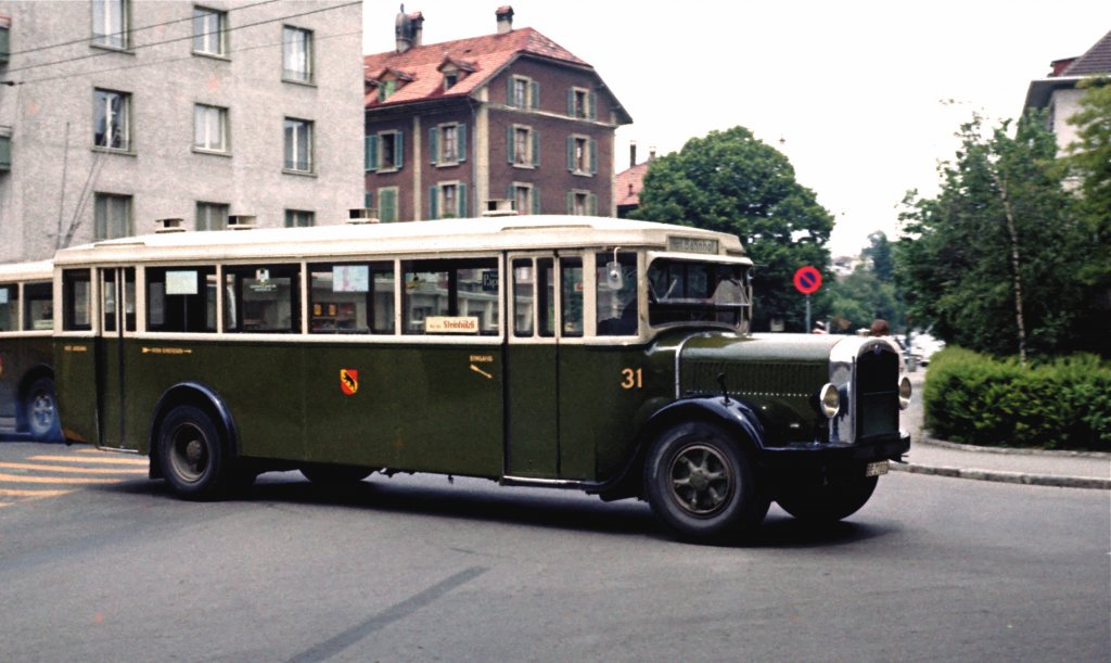 Berner Saurer-Autobus SVB 31;  Saurer/Ramseier&Jenzer; 
in Bern im Betrieb von 1932 bis 1966;
Aufnahme von 1958 (Leica IIf; Diapositiv Ektachrome);
Depot Eigerplatz Bern; Ausfahrt aus dem Depot kurz vor Mittag
in Richtung Hauptbahnhof zur Ausfhrung eines  Supplementkurses 
auf der Linie  G :   Nur bis Steinhlzli   ...
Der Saurer-Bus 31 war bis etwa 1937 mit einem BENZINMOTOR ausgerstet,
erhielt dann aber einen Saurer-BLD-Dieselmotor mit 100 PS eingebaut 