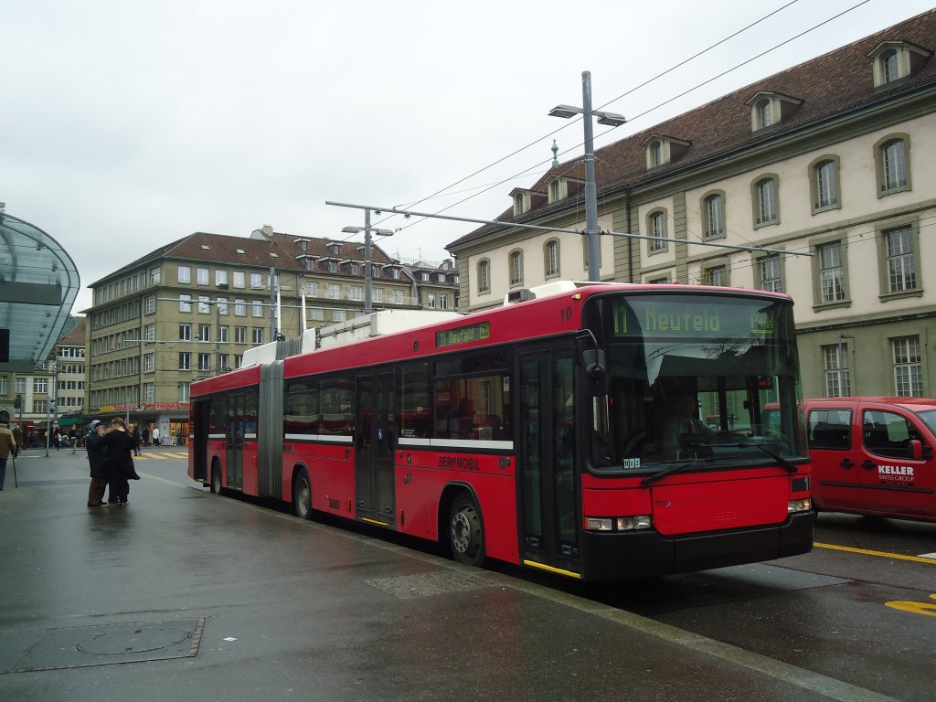 Bernmobil, Bern - Nr. 10 - NAW/Hess Gelenktrolleybus am 16. April 2012 beim Bahnhof Bern