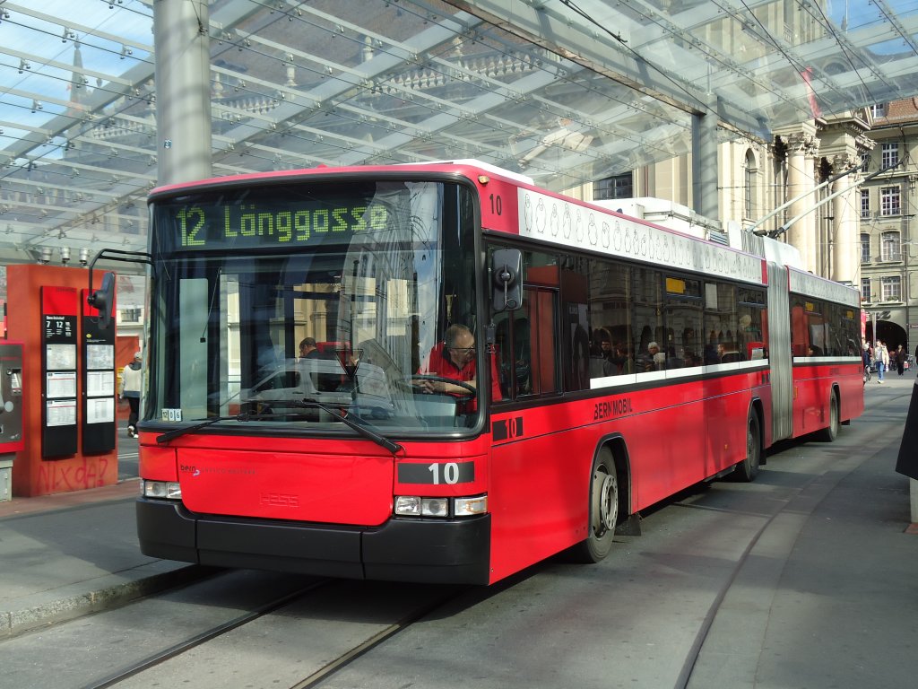 Bernmobil, Bern - Nr. 10 - NAW/Hess Gelenktrolleybus am 16. Oktober 2012 beim Bahnhof Bern