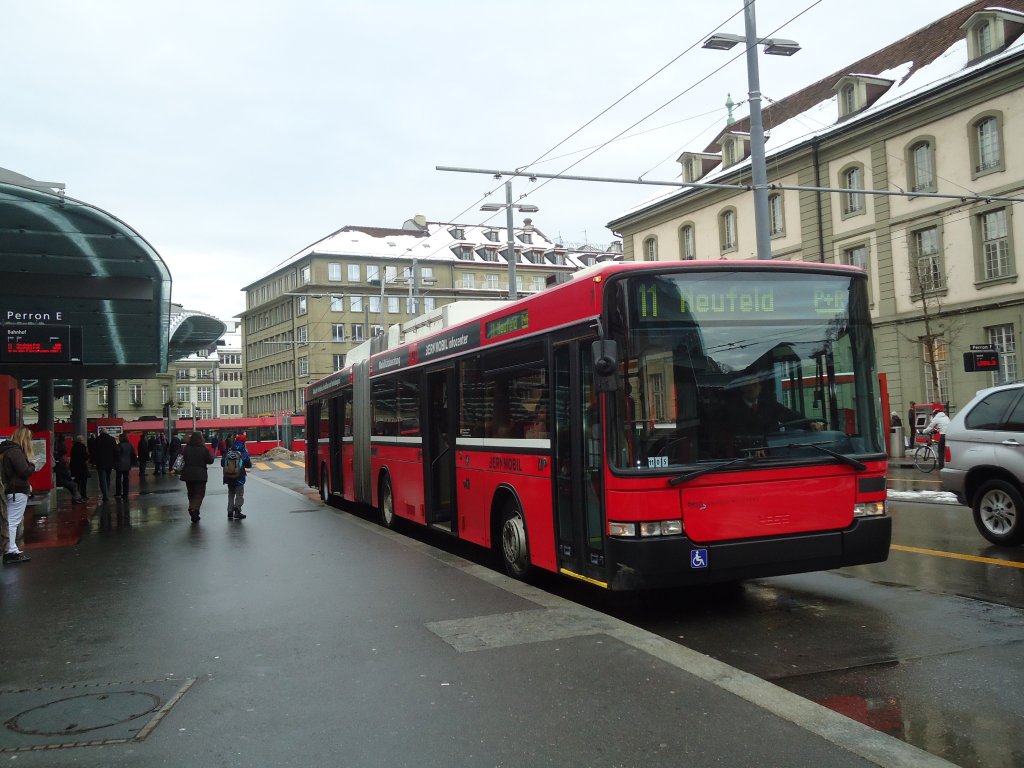 Bernmobil, Bern Nr. 7 NAW/Hess Gelenktrolleybus am 7. Dezember 2010 Bern, Bahnhof