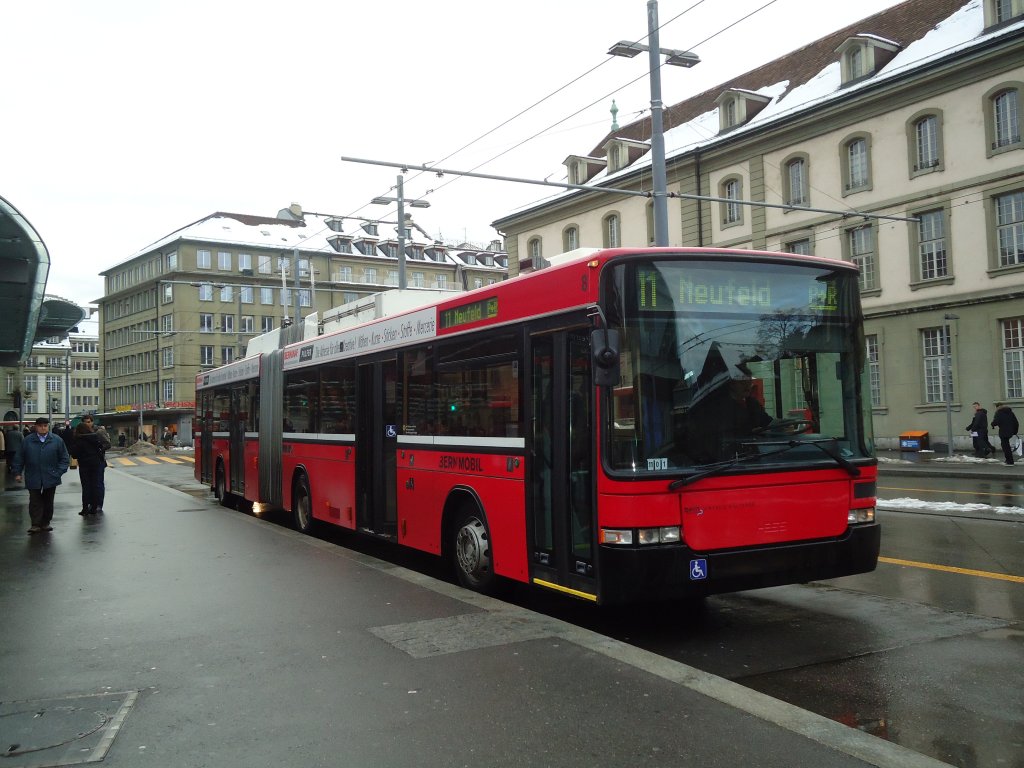 Bernmobil, Bern Nr. 8 NAW/Hess Gelenktrolleybus am 7. Dezember 2010 Bern, Bahnhof