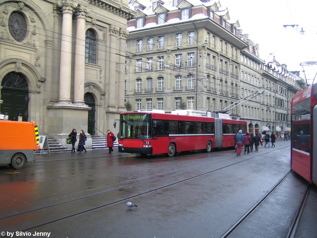 Bernmobil Nr. 15 (NAW/Hess Swisstrolley 2 BGT-N) am 7.1.2010 beim Bhf. Bern, den er nur im Schritttempo befuhr, da die Wischmaschine noch kurz den Bhf.Platz kehrte.