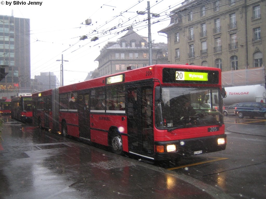 Bernmobil Nr. 205 (MAN NG272) am 9.2.2010 beim Bhf. Bern. Nur mit viel Glck findet man heute noch einen MAN-Prototypen. Von den angfnglich 6 Fahrzeugen, wurden bereits 4 dem Abbruch zugefhrt..