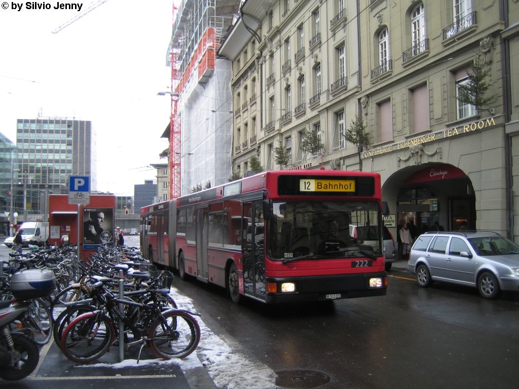 Bernmobil Nr. 222 (MAN NG272.2) am 7.1.2010 beim Wenden am Bahnhof Bern. Die 12er Zusatzkurse Lnggasse - Bern, Bhf. wenden am HB rund um die Heiliggeistkirche. Dabei kommen hufig die lteren MAN NG272.2 zum Einsatz, die demnchst ersetzt werden.