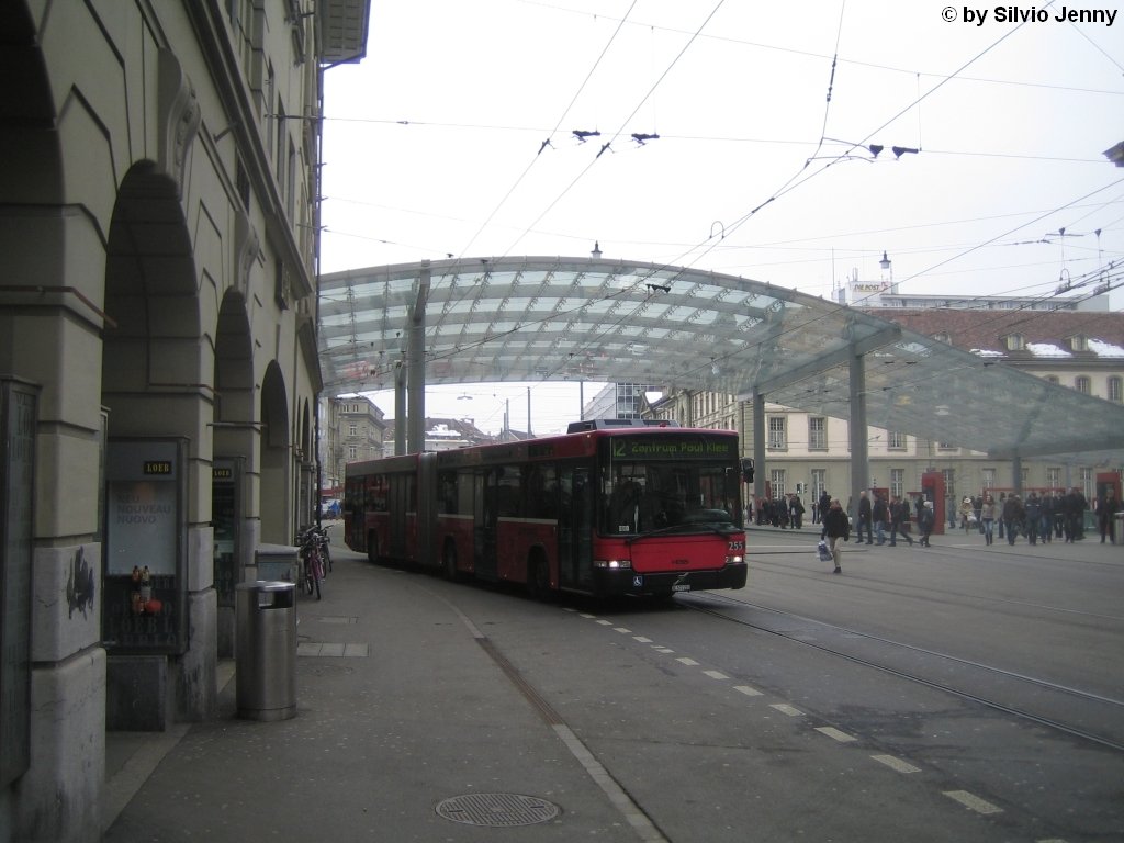 Bernmobil Nr. 255 (Volvo/Hess B7LA) verlsst am 9.2.2010 den Berner Bahnhof.