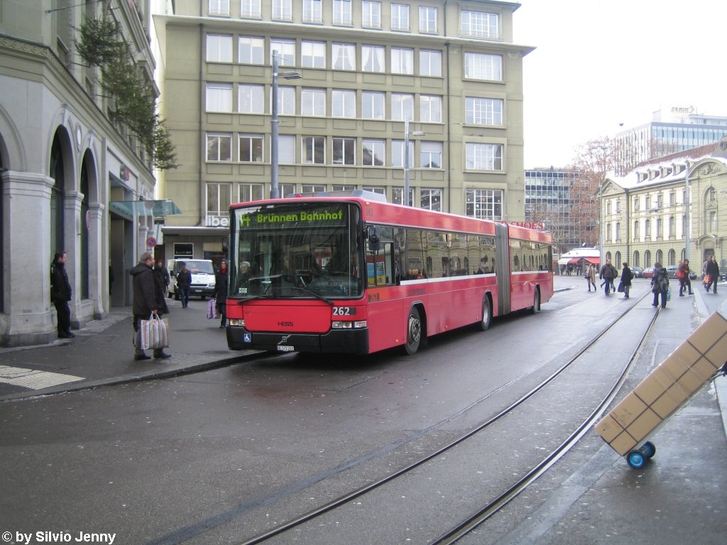 Bernmobil Nr. 262 (Volvo/Hess B7LA) am 7.1.2010 beim Bhf. Bern. Bis vor wenigen Jahren fuhren auf der Linie 14 noch Trolleybusse. Nach diversen Baustellen an der Strecke wurde die Linie 14 aus Autobus umgestellt, das wird auch so bleiben, bis in ein paar Jahren das Tram Bern West anstelle der Linie 14 fahren wird.