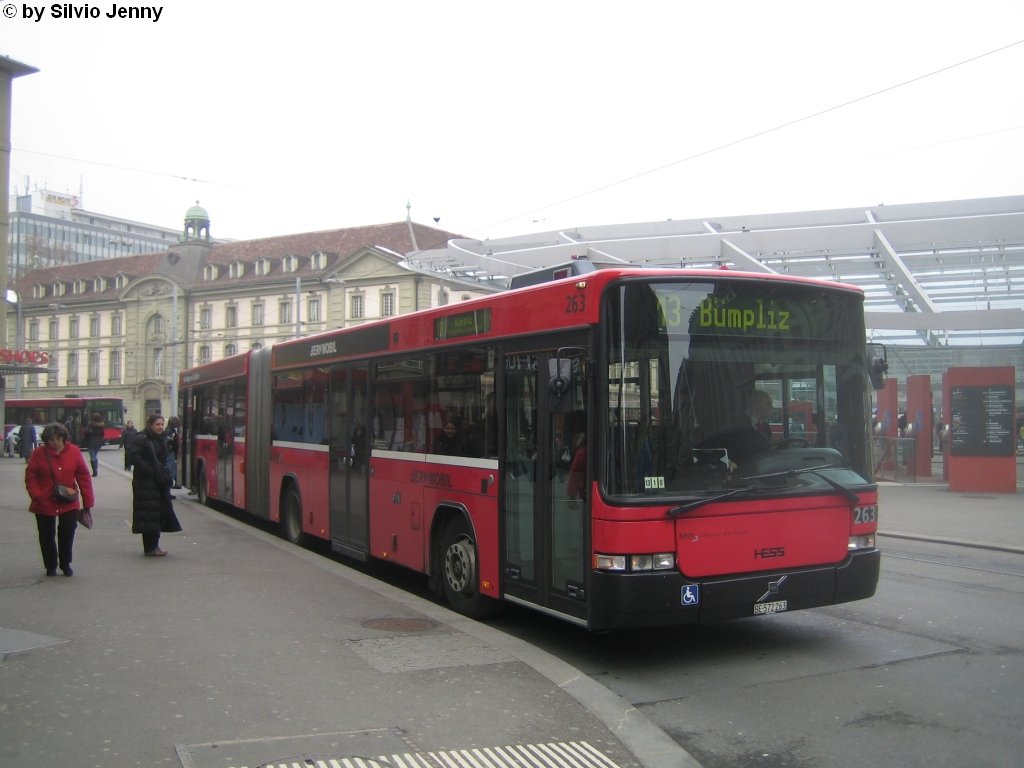 Bernmobil Nr. 263 (Volvo/Hess B7LA) am 9.2.2010 beim Bhf. Bern. Dieser Volvo ist der einzigste seiner Serie, der mit einer LCD-Anzeige ausgerstet wurde. Diese erhielt der Wagen, nachdem er im Sommer 2008 mit einer Lrmschutzwand kollidierte, und dabei die Front erheblich beschdigt wurde.