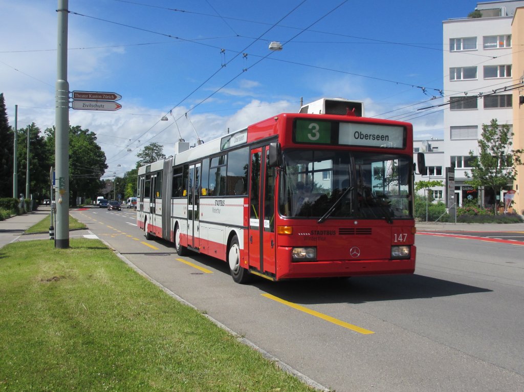 Bild vom 11.6.2012: Stadtbus 147 bei der Eishalle. Eine Abschiedsfahrt mit diesem Wagen soll gemss Trolleymotion am 5.12.2012 stattfinden. Knapp 25 Jahre prgten die Daimler-Benz O 405 GTZ das Strassenbild in Winterthur. 