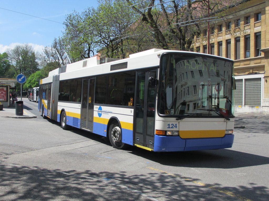 Bild vom 25.5.2012: Swisstrolley2, TRN 124, beim Bahnhof La Chaux de Fonds. ber den Weiterbestand des Oberleitungsbetriebes wird gemss Trolleymotion erst im Jahr 2014 entschieden.