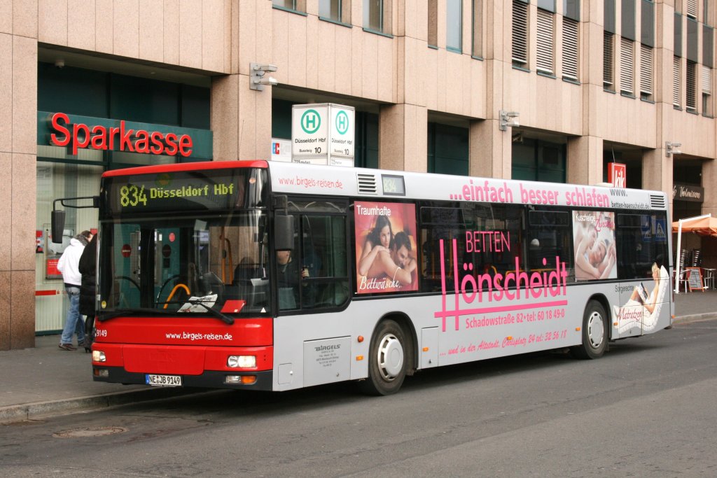 Birgels Reisen 9149 (NE JB 9149) mit Werbung für Betten Hönscheidt.
Aufgenommen am HBF Düsseldorf,23.1.2010.
Birgels fährt im Auftrag der Rheinbahn.
