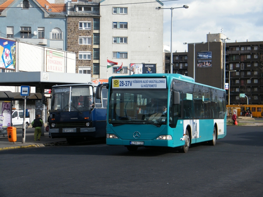 BKV BPO-320 (Ikarus 260, Linie 117), LYH-120 (Mercedes Citaro, Linie 28-37V) bei der Bahnhaltestelle Kőbánya-alsó, am 30. 03. 2012. 