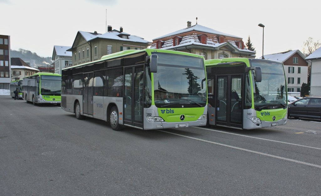 BLS Busbetriebe, Busland AG, hat vor kurzem beinahe den Fuhrpark erneuert. Im Bild sind 3 neue Citaros; vorne links: Citaro II Nr. 202, rechts Citaro C2 Nr. 107; weiter hinten, Citaro II Nr. 204, Burgdorf Bahnhof, 13.12.2012.