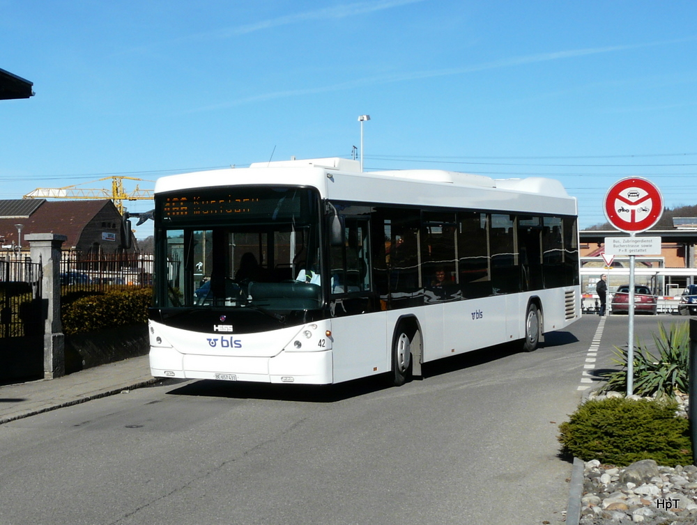 BLS - Scania-Hess Nr.42 bei der ausfahrt vom Busbahnhof in Burdorf am 06.02.2011