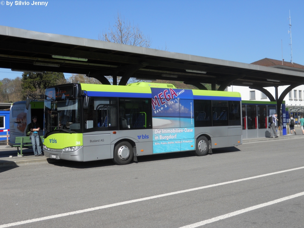 bls/Busland AG Nr. 38 (Solaris Urbino 8.9) am 8.4.2011 beim Bhf. Burgdorf.