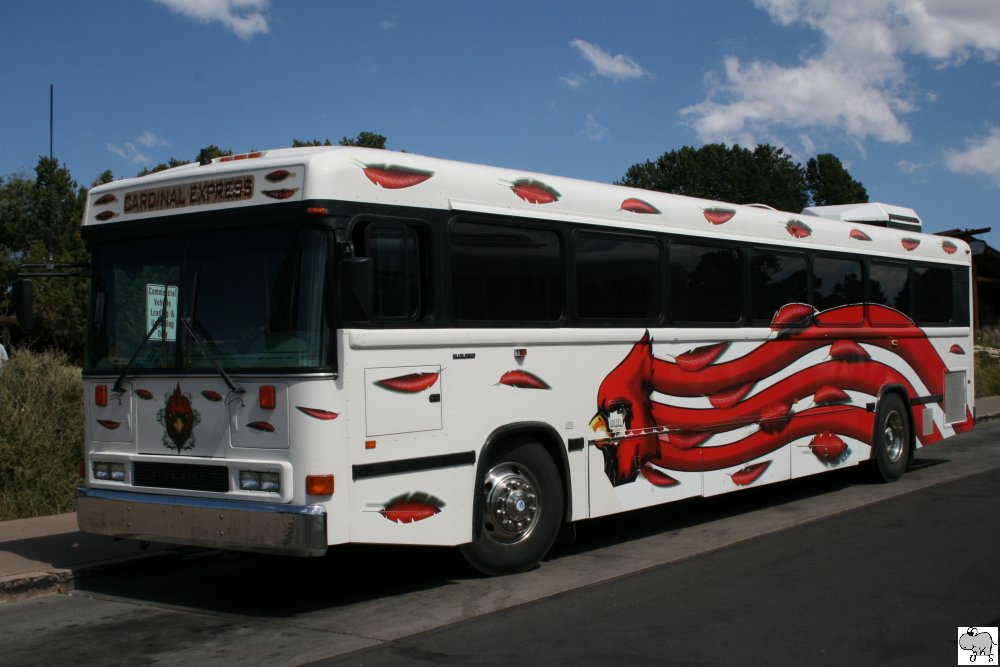 Blue Bird CS Reisebus der Firma  Cardinal Express , aufgenommen am 24. September 2011 im Grand Canyon National Park.