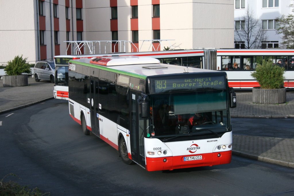 BOGE 0008 (GE HU 211) mit der Linie 383 nach Gelsenkirchen Horst.
Aufgenommen am HBF Gelsenkirchen am 7.12.2009.