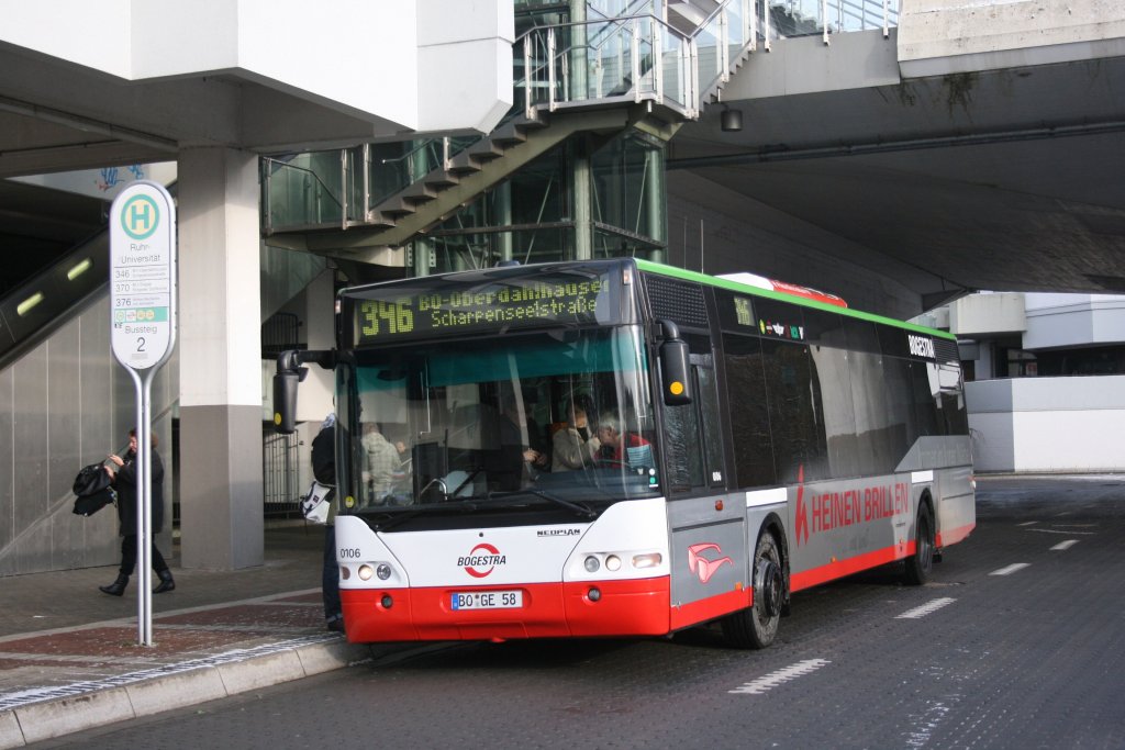 BOGE 0106 (BO GE 58) mit Werbung fr Heinen Brillen.
Aufgenommen an der Ruhr Uni Bochum,2.1.2010.