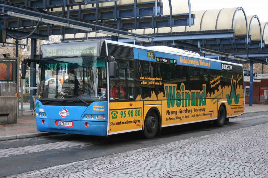 BOGE 0112 (GE BO 3003) mit Werbung fr Weinand Bedachungen.
Aufgenommen am HBF Bochum am 29.11.2009 mit der Linie 356 nach Bochum Stiepel.