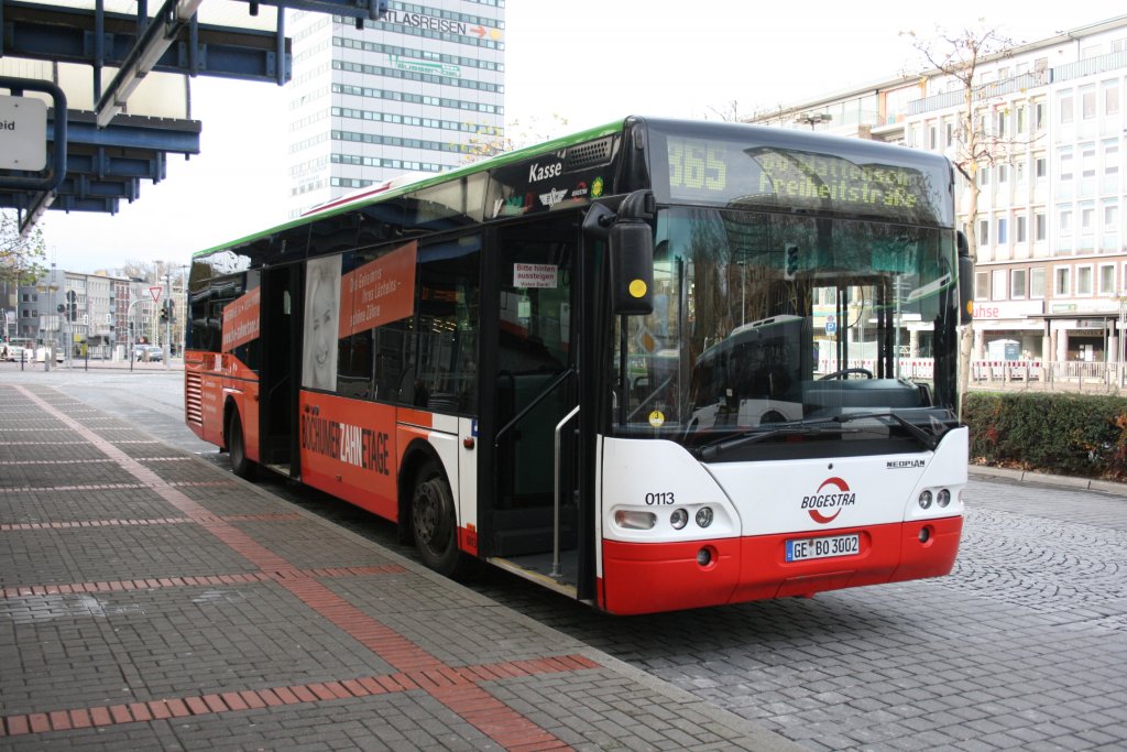 BOGE 0113 (GE BO 3002) mit Werbung fr die Bochumer Zahnetage, aufgenommen am HBF Bochum mit der Linie 365 nach Bochum Wattenscheit am 29.11.2009.