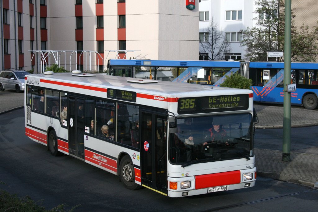 BOGE 9406 (BO ZW 528) ist der lteste noch im Liniendienst Verkehrende Bus der Bogestra.
Aufgenommen am HBF Gelsenkirchen am 7.12.2009.