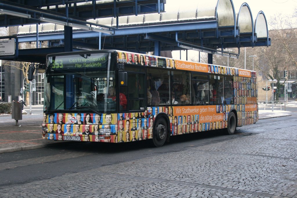 BOGE 9810 (BO KJ 751) mit Werbung fr die Stadtwerke Bochum.
Aufgenommen am HBF Bochum,2.1.2010.