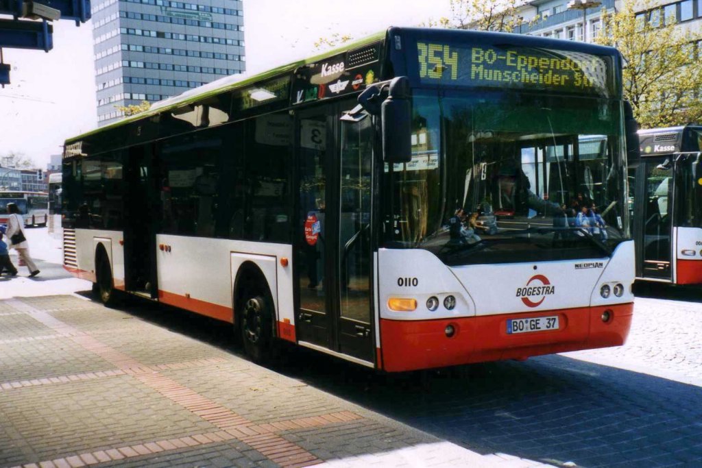 Bogestra 0110, ein Neoplan Centroliner N4416, aufgenommen im Mai 2002 am Hauptbahnhof in Bochum.