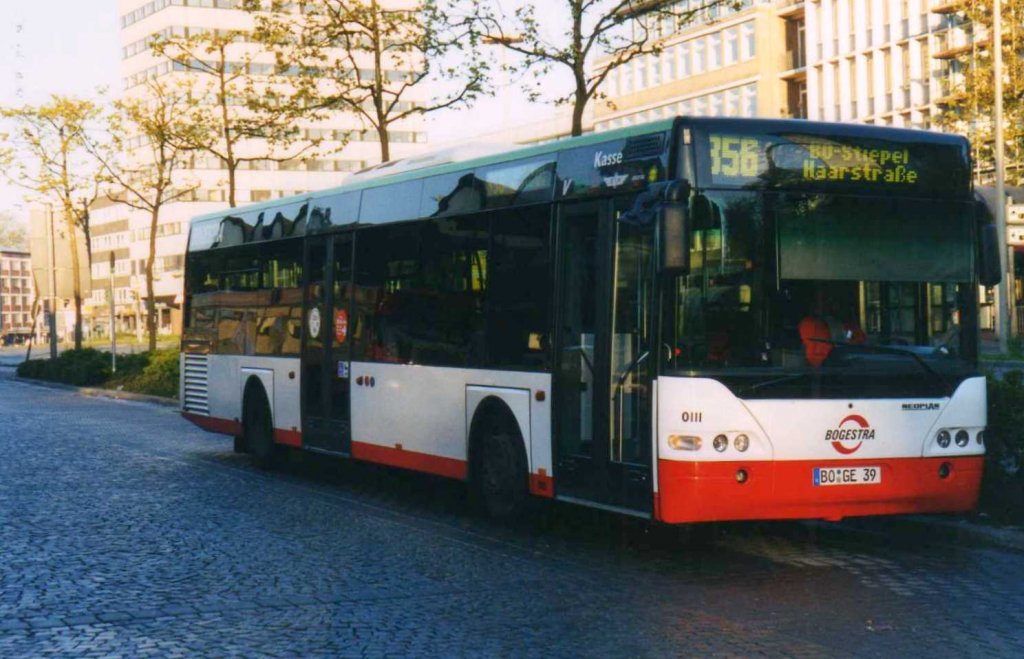 Bogestra 0111, ein Neoplan Centroliner N4416, aufgenommen im Mai 2002 am Hauptbahnhof in Bochum.