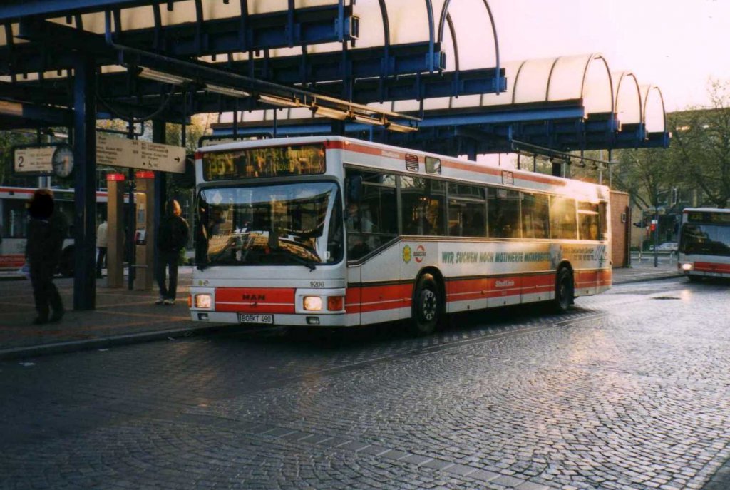 Bogestra 9206, ein MAN NL202, aufgenommen im Mai 2002 in Bochum am Hauptbahnhof.