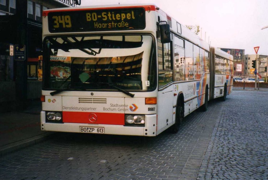 Bogestra 9667, ein Mercedes O405 GN, aufgenommen im April 2002 am Hauptbahnhpf in Bochum.