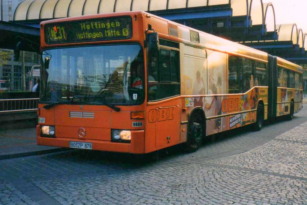 Bogestra 9669, ein Mercedes O405 GN, aufgenommen im April 2002 am Hauptbahnhpf in Bochum.