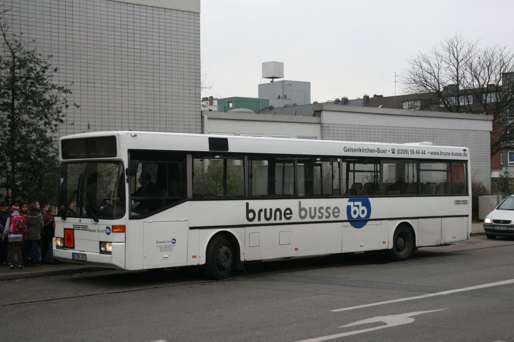 Brune Busse (GE BB 3032) am 1.12.2009 vor dem Schwimmbad in Gelsenkirchen Horst.