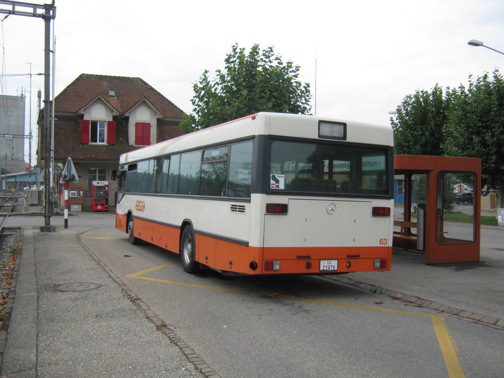 BSU MB 405N, Nr. 63, auf der Linie 3 bei der Haltestelle Lohn-Lterkofen Bahnhof. Dieses Fahrzeug ist nur noch einserne Reserve, an diesem Sonntag jedoch wieder einmal im Einsatz, 04.09.2011.