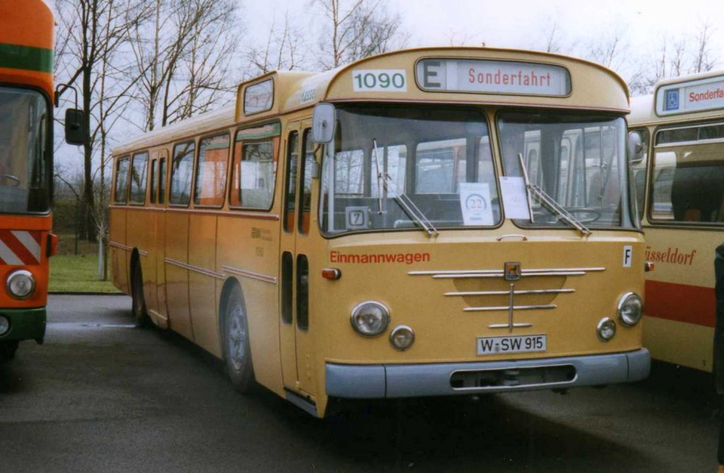 Bssing Prfekt 13, Wagen 1090 der Wuppertaler Stadtwerke. Aufgenommen im Mrz 1999 auf dem Gelnde der Neoplan NL in Oberhausen.