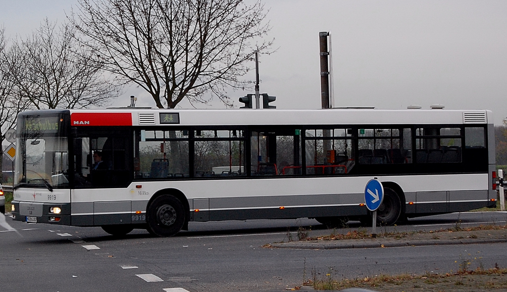 Bus 9919 bei der Depoteinfahrt an der Kreuzung L382/L390/L361 er war heute im Schulbuseinsatz in Korschenbroich. 15.11.2010