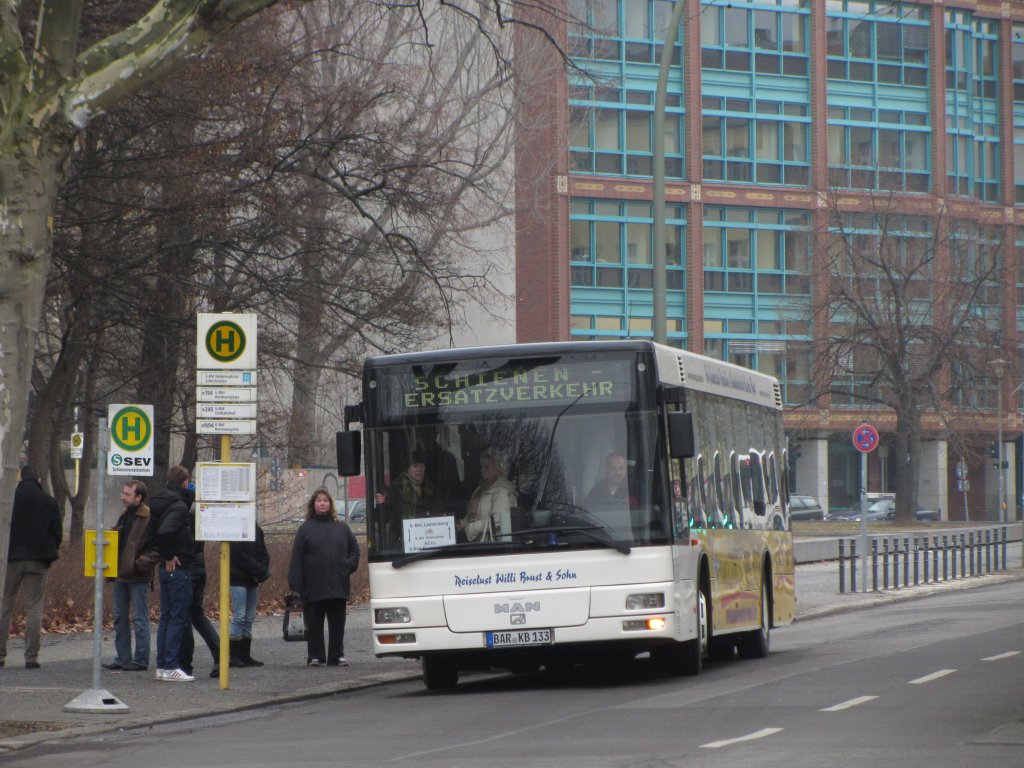 Bus BAR-KB 133 (Reiselust Willi Brust & Sohn) in der Nldnerstrae. Eingesetzt als Ersatzverkehr fr die S-Bahn zwischen Lichtenberg und Nldnerplatz bzw. Rummelsburg. 18.2.2012