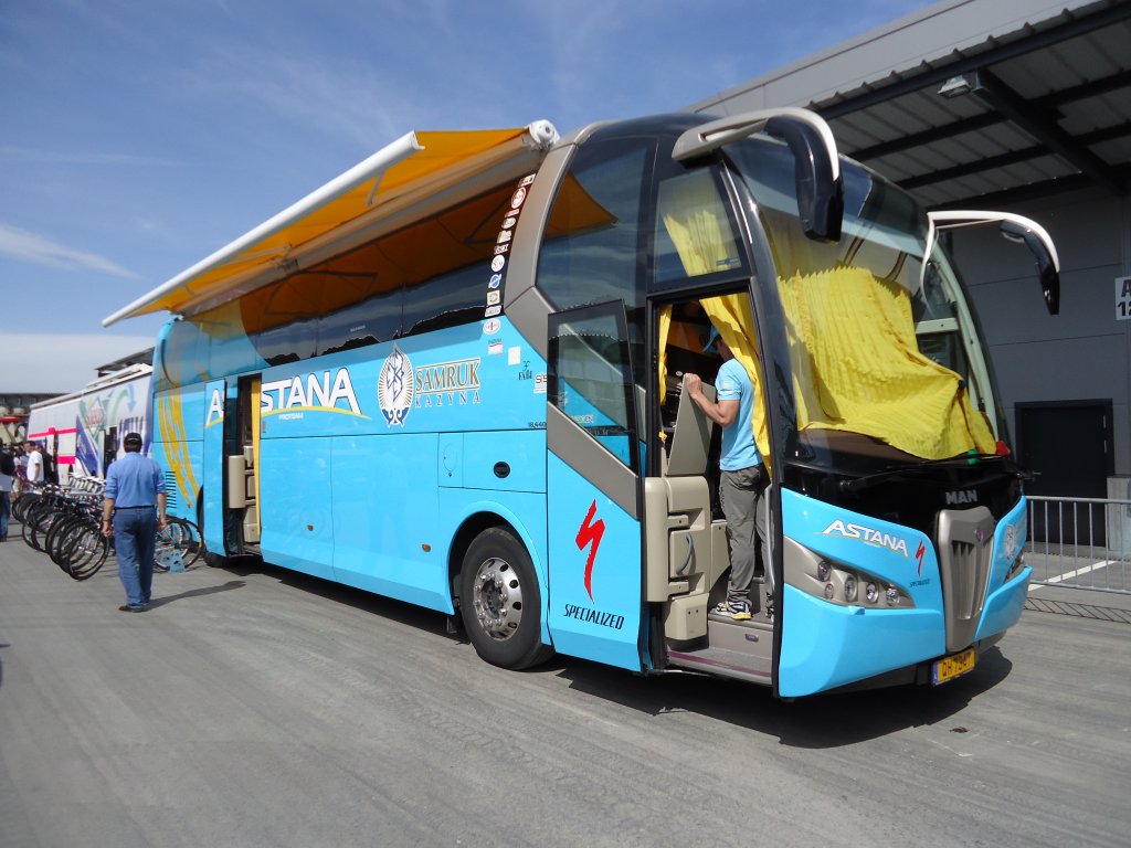 Bus de l'quipe ASTANA Cycling photographi au Tour de Romandie 2012
