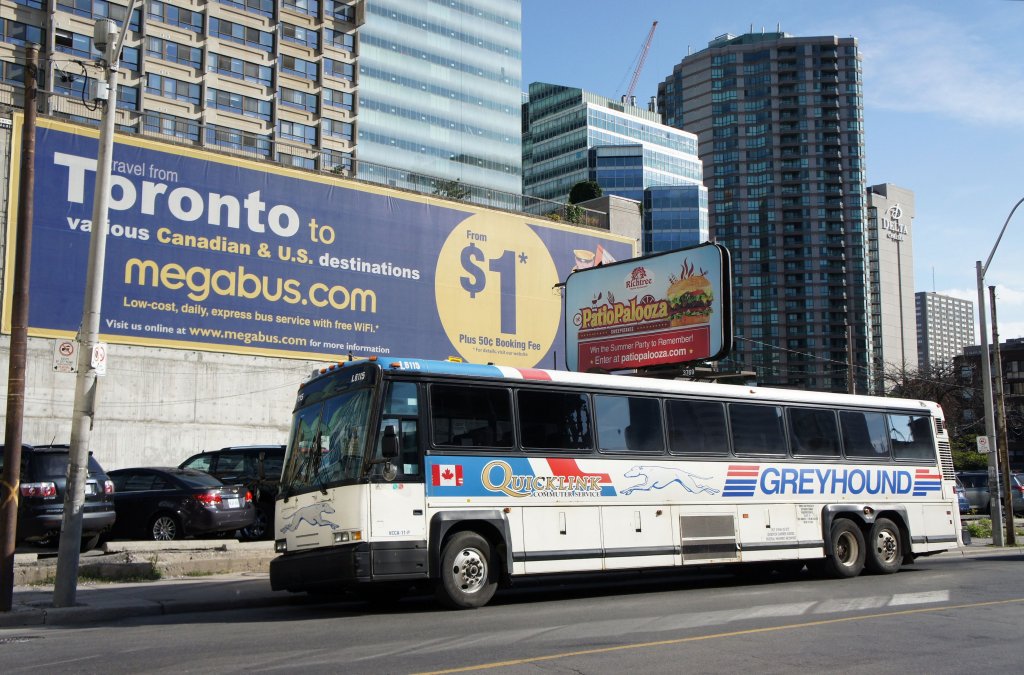 Bus der Gesellschaft Greyhound QuickLink Commuter Service (gehrend zu Greyhound Transportation Canada Inc.) in der Innenstadt von Toronto, August 2012.