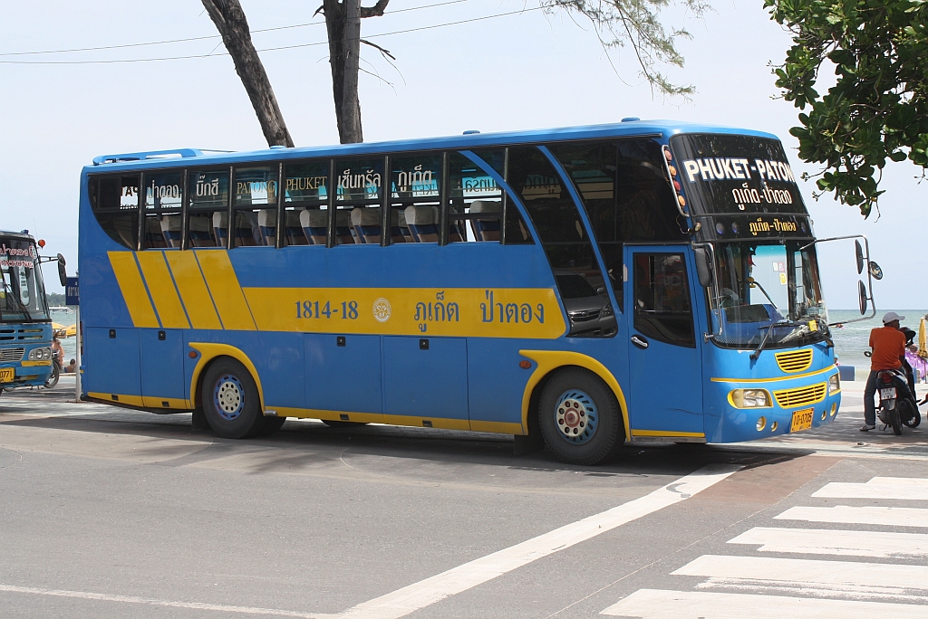 Bus mit der Nr. 1814-18 der Linie Phuket-Patong am 05.Juni 2011 in der Endstelle in der Taweewong Road von Patong.