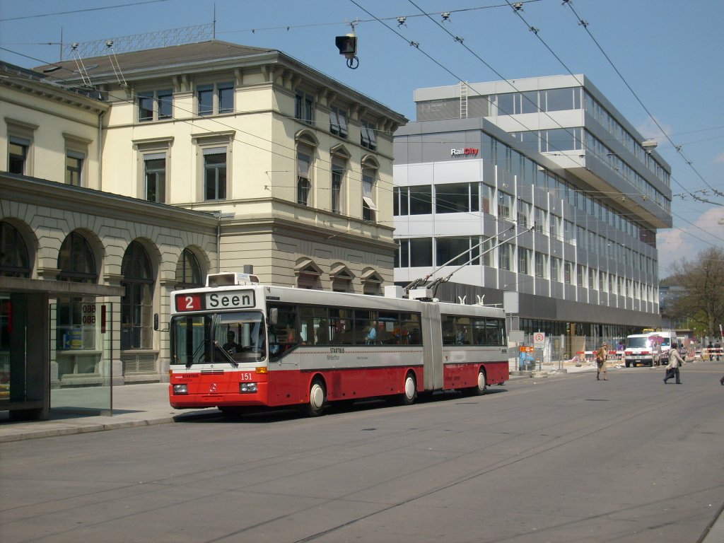 Bus Nr. 151 bei der prov. Haltestelle  Museumstrasse  am 21.4.2010