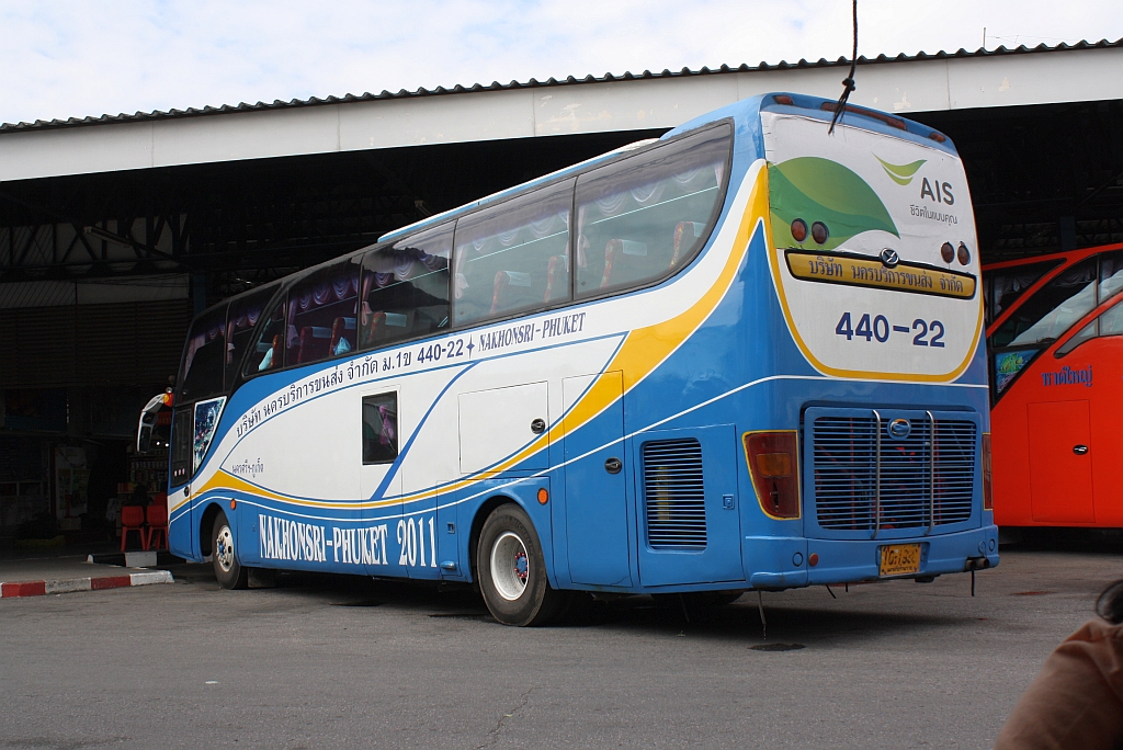 Bus Nr. 440-22, eingesetzt auf der Strecke Nakhon Si Thammarat-Phuket am 10.Jnner 2012 im Busterminal von Phuket Town.