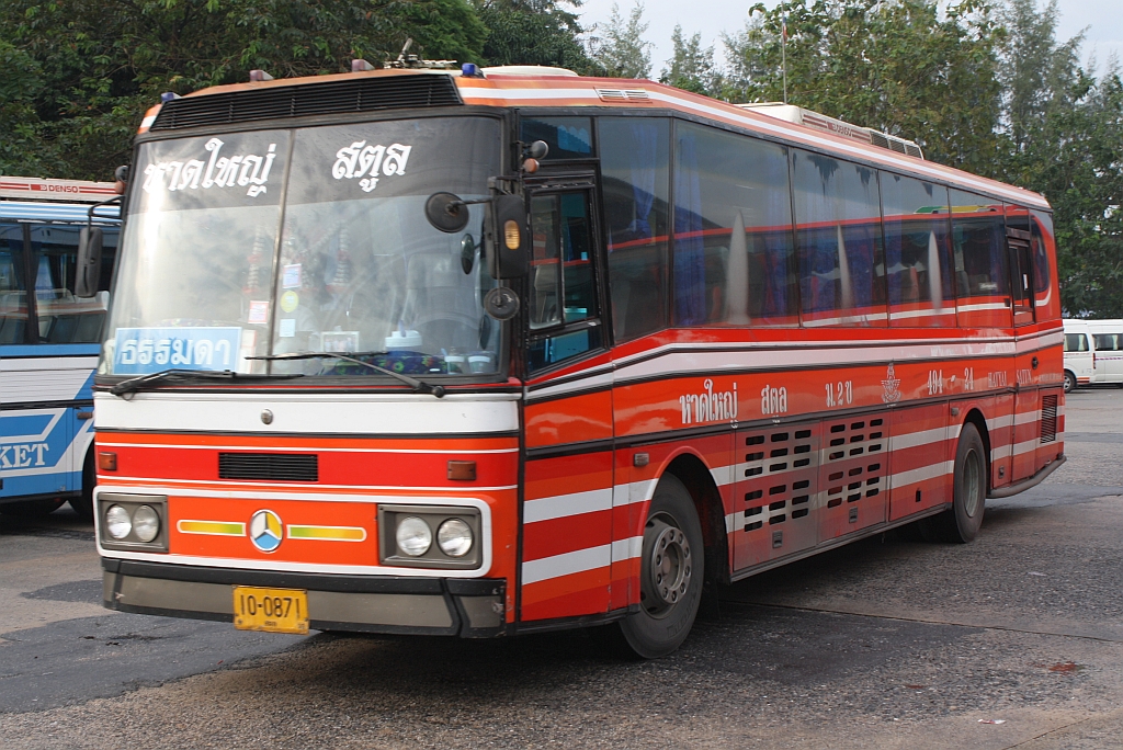 Bus Nr. 494-24, eingesetzt auf der Strecke Hat Yai-Satun am 13.Jnner 2012 im Busterminal von Hat Yai. 

